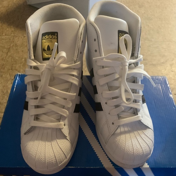 Sneakers - Picture 2 of 5